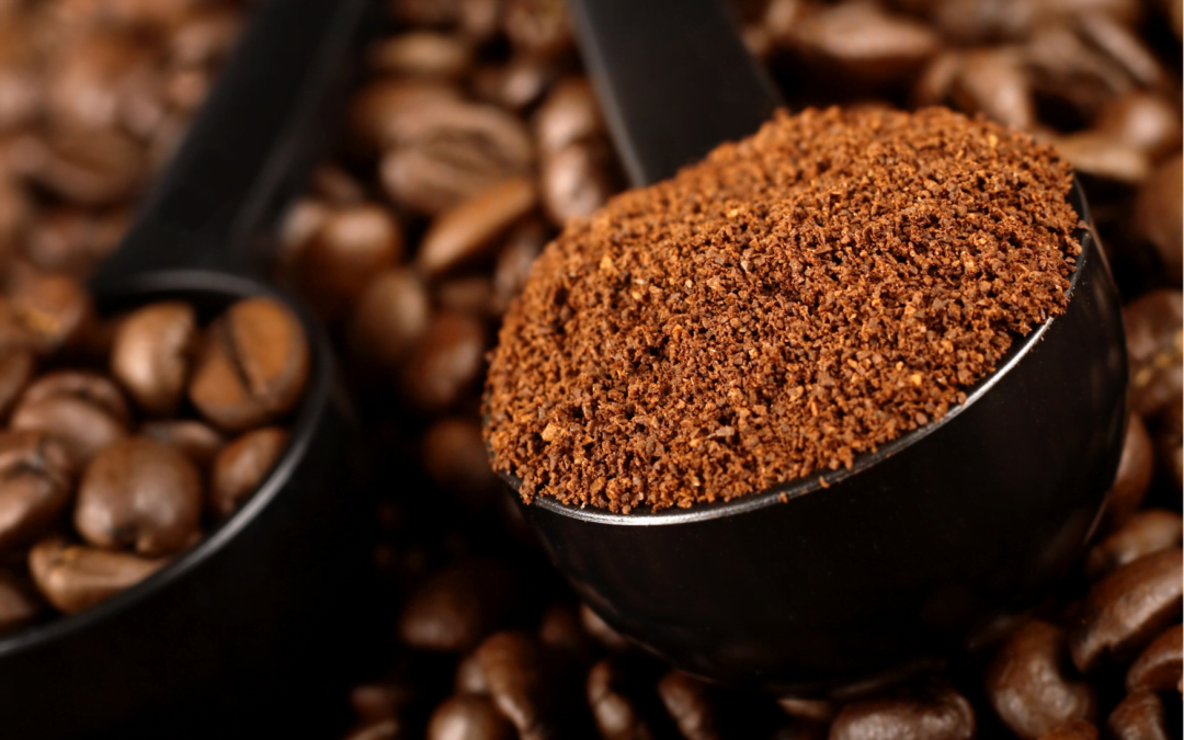 Foto muestra café molido en primer plano y en grano