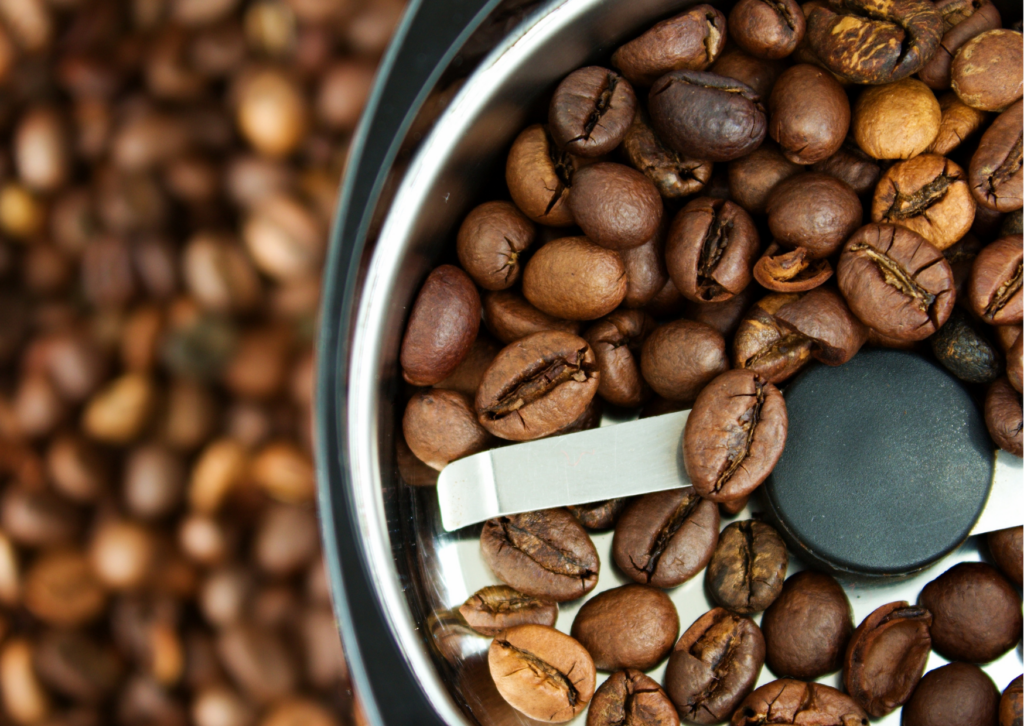 Otra técnica que te permitirá mejorar tu café es dedicarle tiempo a experimentar con la molienda hasta lograr tu sabor preferido.