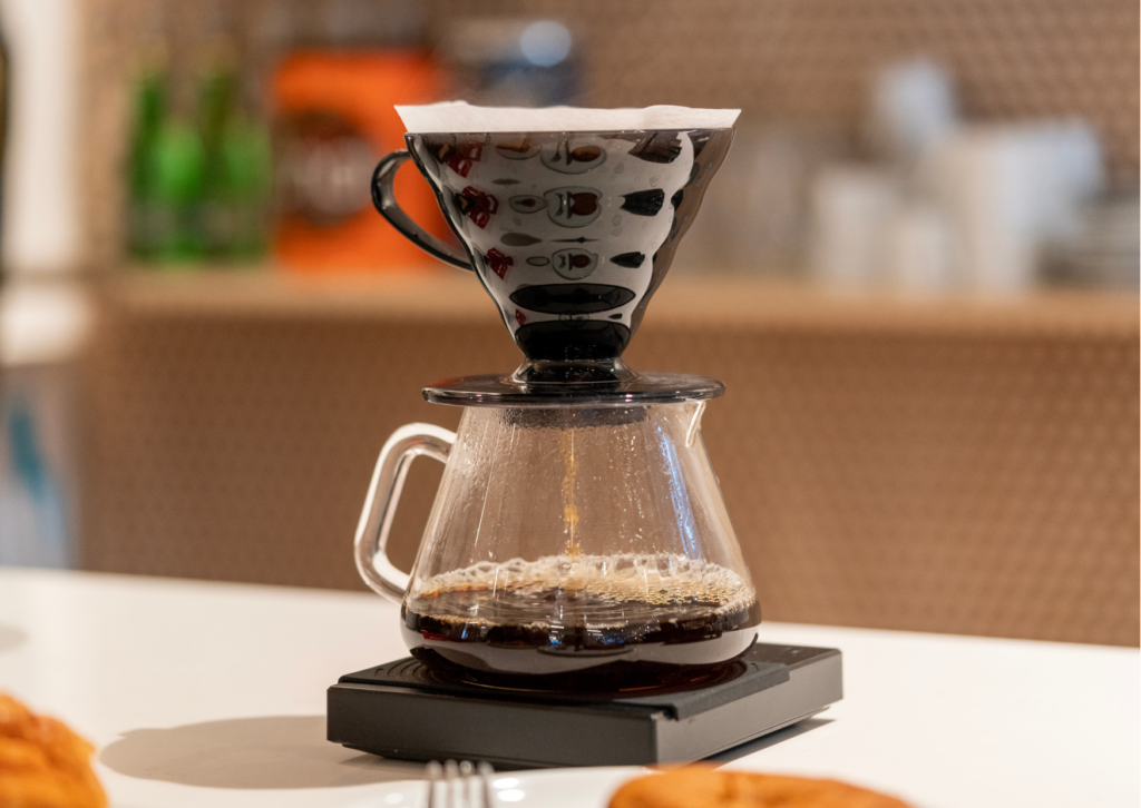 Un equipo V60 es un método alternativo de preparar café en casa. Experimentar con diferentes métodos es una técnica para mejorar tu café hecho en casa. 