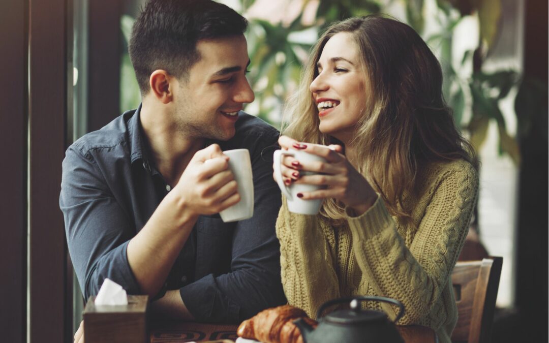 Pareja disfrutando cafe de manera saludable